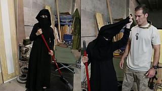 戦利品のツアー-床を掃除するイスラム教徒の女性が角質のアメリカの兵士に気づかれます
