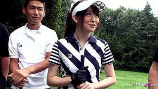 先生と他の男がゴルフレッスンで日本人の若い女性をブローバンと話す