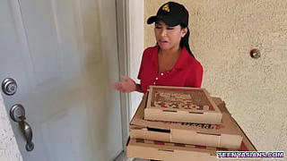 ジェイロメロとリオンキングはピザを欲しがっており、エンバースノーは追加の3Pサービスで新鮮で熱いピザを届けました。
