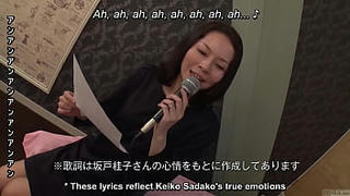 熟女日本人妻がエッチなカラオケを歌ってセックス