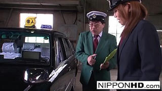 セクシーな日本人ドライバーが上司にフェラをする