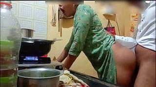 インドのセクシーな妻は料理中に犯されました