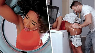 洗濯機の中に閉じ込められたガールフレンドの黒人ママに触れる - 熟女